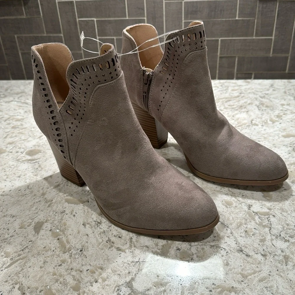 NEW~TAUPE~LASER CUT TRIM~V-CUT SIDES~3 1/2” STACKED HEELS~ CUSHIONED FOOTBED~BR - Picture 1 of 13